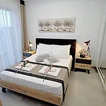 Golden Tree Apartment *